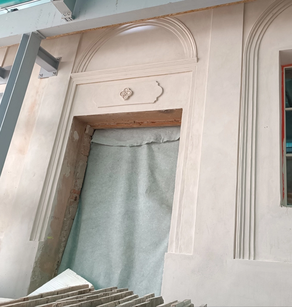 Rekonstrukce Hotelu U Sixtů na Staroměstském náměstí pokračuje